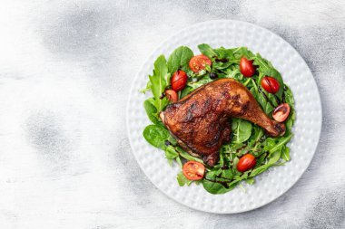Kızarmış tavuk budu, domates ve salata. En iyi görüntü fotoğrafçılığı