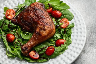 Kızarmış tavuk budu, domates ve salata. En iyi görüntü fotoğrafçılığı