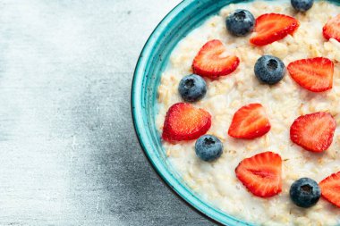 Ev yapımı kahvaltı. Sütlü ve dutlu yulaf ezmesi. Kırsal arkaplanda üst görünüm