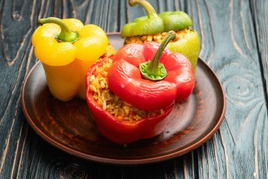 Pirinç, havuç ve etle doldurulmuş biber (paprika). Kırsal arkaplan fotoğrafçılığının üst görünümü