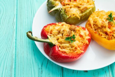 Pirinç, havuç ve etle doldurulmuş biber (paprika). Kırsal arkaplan fotoğrafçılığının üst görünümü