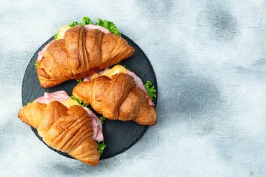 Salata ve peynirli kruvasan sandviçi. En iyi görüntü fotoğrafçılığı