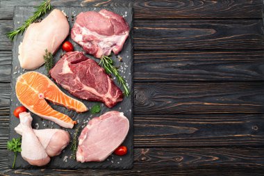 Çiğ et ve balık karışımı. Somon, sığır eti, domuz eti, tavuk suyu. En iyi görüntü fotoğrafçılığı