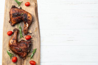 Kızarmış tavuk budu, domates ve salata. En iyi görüntü fotoğrafçılığı