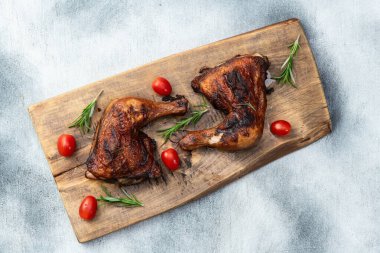 Kızarmış tavuk budu, domates ve salata. En iyi görüntü fotoğrafçılığı