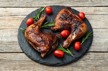Kızarmış tavuk budu, domates ve salata. En iyi görüntü fotoğrafçılığı