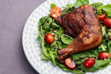 Kızarmış tavuk budu, domates ve salata. En iyi görüntü fotoğrafçılığı