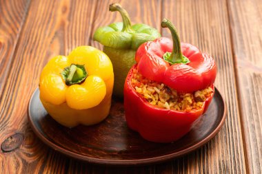 Pirinç, havuç ve etle doldurulmuş biber (paprika). Kırsal arkaplan fotoğrafçılığının üst görünümü