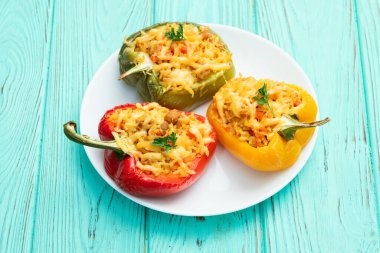 Pirinç, havuç ve etle doldurulmuş biber (paprika). Kırsal arkaplan fotoğrafçılığının üst görünümü