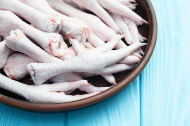 Saf tavuk ayağı (patiler) Kırsal arkaplan fotoğrafçılığının üst görünümü