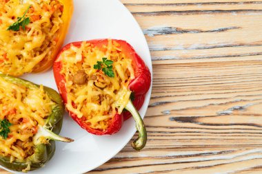 Pirinç, havuç ve etle doldurulmuş biber (paprika). Kırsal arkaplan fotoğrafçılığının üst görünümü