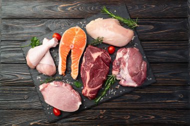 Çiğ et ve balık karışımı. Somon, sığır eti, domuz eti, tavuk suyu. En iyi görüntü fotoğrafçılığı