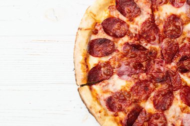 Pizza pepperonili fast food. Kırsal arkaplan fotoğrafçılığının üst görünümü