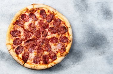 Pizza pepperonili fast food. Kırsal arkaplan fotoğrafçılığının üst görünümü
