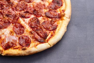 Pizza pepperonili fast food. Kırsal arkaplan fotoğrafçılığının üst görünümü