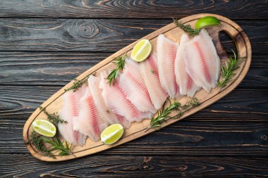 Çiğ tilapia fileto fotoğrafçılık. Kırsal arkaplanda üst görünüm