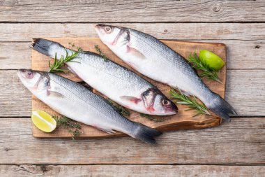 Çiğ deniz levreği fotoğrafçılığı. Kırsal arkaplanda üst görünüm