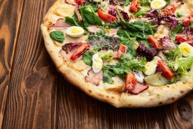 İtalyan pizza sezarı, yumurta salatası, tavuk domates ve mozzarella fotoğrafçılığı. Kırsal arkaplanda üst görünüm