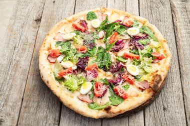 İtalyan pizza sezarı, yumurta salatası, tavuk domates ve mozzarella fotoğrafçılığı. Kırsal arkaplanda üst görünüm