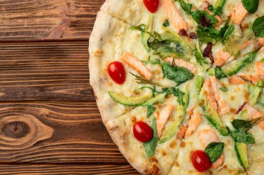 Avokado somon domatesli İtalyan pizzası ve mozzarella fotoğrafçılığı. Kırsal arkaplanda üst görünüm