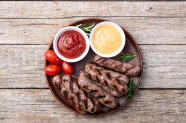 Biberiye soslu ızgara biftek ve domates fotoğrafçılığı. Kırsal arkaplanda üst görünüm