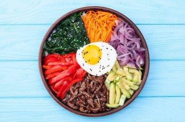 Bibimbap geleneksel Kore yemekleri. Asyalı yemek fotoğrafçılığı. Üst görünüm