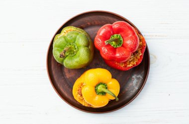 Pirinç, havuç ve etle doldurulmuş biber (paprika). Kırsal arkaplan fotoğrafçılığının üst görünümü