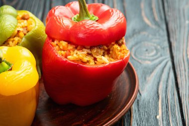 Pirinç, havuç ve etle doldurulmuş biber (paprika). Kırsal arkaplan fotoğrafçılığının üst görünümü