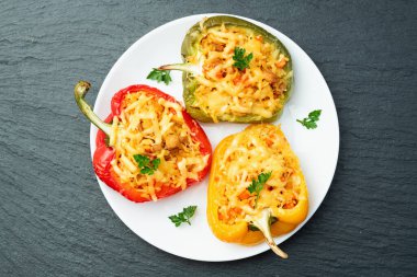 Pirinç, havuç ve etle doldurulmuş biber (paprika). Kırsal arkaplan fotoğrafçılığının üst görünümü
