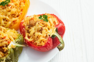 Pirinç, havuç ve etle doldurulmuş biber (paprika). Kırsal arkaplan fotoğrafçılığının üst görünümü