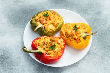 Pirinç, havuç ve etle doldurulmuş biber (paprika). Kırsal arkaplan fotoğrafçılığının üst görünümü