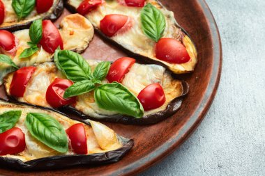 İtalyan mini pizzası. Patlıcan peynirli ve fesleğenli. Kırsal arkaplan üstü görünümünde