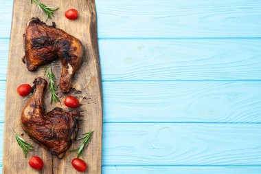 Kızarmış tavuk budu, domates ve salata. En iyi görüntü fotoğrafçılığı