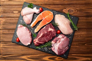 Çiğ et ve balık karışımı. Somon, sığır eti, domuz eti, tavuk suyu. En iyi görüntü fotoğrafçılığı