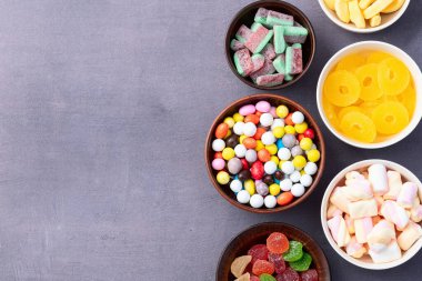 Renkli şekerlerin karışımı. Kırsal arkaplanda üst görünüm çeşitliliği