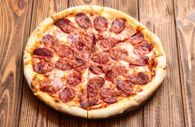 Pizza pepperonili fast food. Kırsal arkaplan fotoğrafçılığının üst görünümü