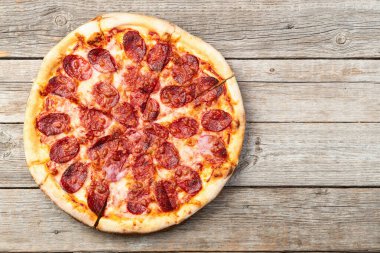 Pizza pepperonili fast food. Kırsal arkaplan fotoğrafçılığının üst görünümü