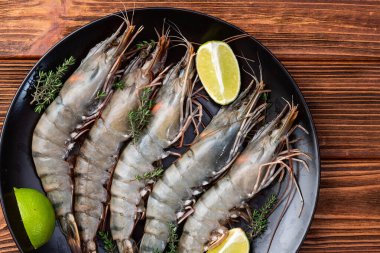 Çiğ kaplan (kral) karides fotoğrafçılığı. Kırsal arkaplanda üst görünüm