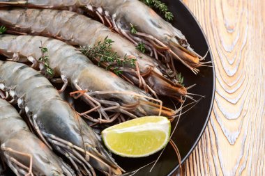 Çiğ kaplan (kral) karides fotoğrafçılığı. Kırsal arkaplanda üst görünüm