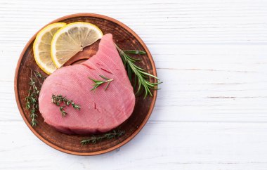 Çiğ ton balığı bifteği (fileto) fotoğrafçılık. Kırsal arkaplanda üst görünüm 