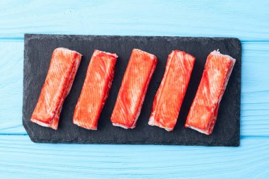 Balık surimi fotoğrafından yengeç çubukları. Kırsal arkaplanda üst görünüm