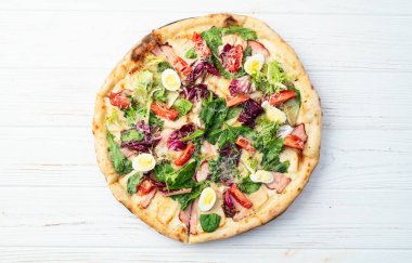 İtalyan pizza sezarı, yumurta salatası, tavuk domates ve mozzarella fotoğrafçılığı. Kırsal arkaplanda üst görünüm