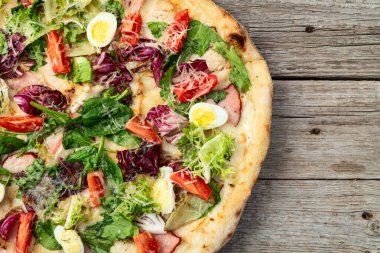 İtalyan pizza sezarı, yumurta salatası, tavuk domates ve mozzarella fotoğrafçılığı. Kırsal arkaplanda üst görünüm