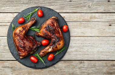 Kızarmış tavuk budu, domates ve salata. En iyi görüntü fotoğrafçılığı