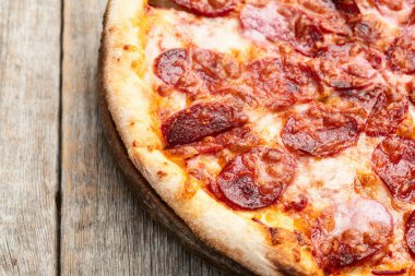 Pizza pepperonili fast food. Kırsal arkaplan fotoğrafçılığının üst görünümü