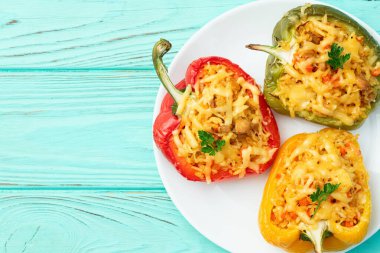 Pirinç, havuç ve etle doldurulmuş biber (paprika). Kırsal arkaplan fotoğrafçılığının üst görünümü