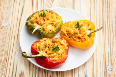 Pirinç, havuç ve etle doldurulmuş biber (paprika). Kırsal arkaplan fotoğrafçılığının üst görünümü