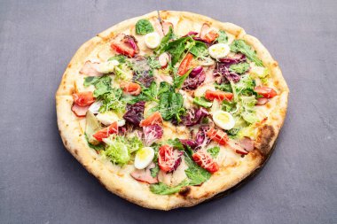 İtalyan pizza sezarı, yumurta salatası, tavuk domates ve mozzarella fotoğrafçılığı. Kırsal arkaplanda üst görünüm