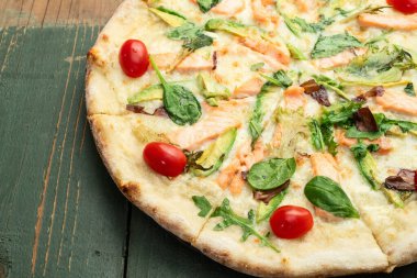 Avokado somon domatesli İtalyan pizzası ve mozzarella fotoğrafçılığı. Kırsal arkaplanda üst görünüm