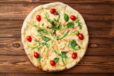 Avokado somon domatesli İtalyan pizzası ve mozzarella fotoğrafçılığı. Kırsal arkaplanda üst görünüm